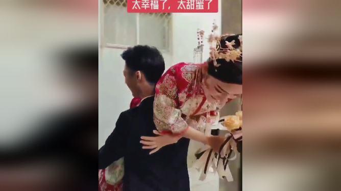 甜美奥莉吃甜点